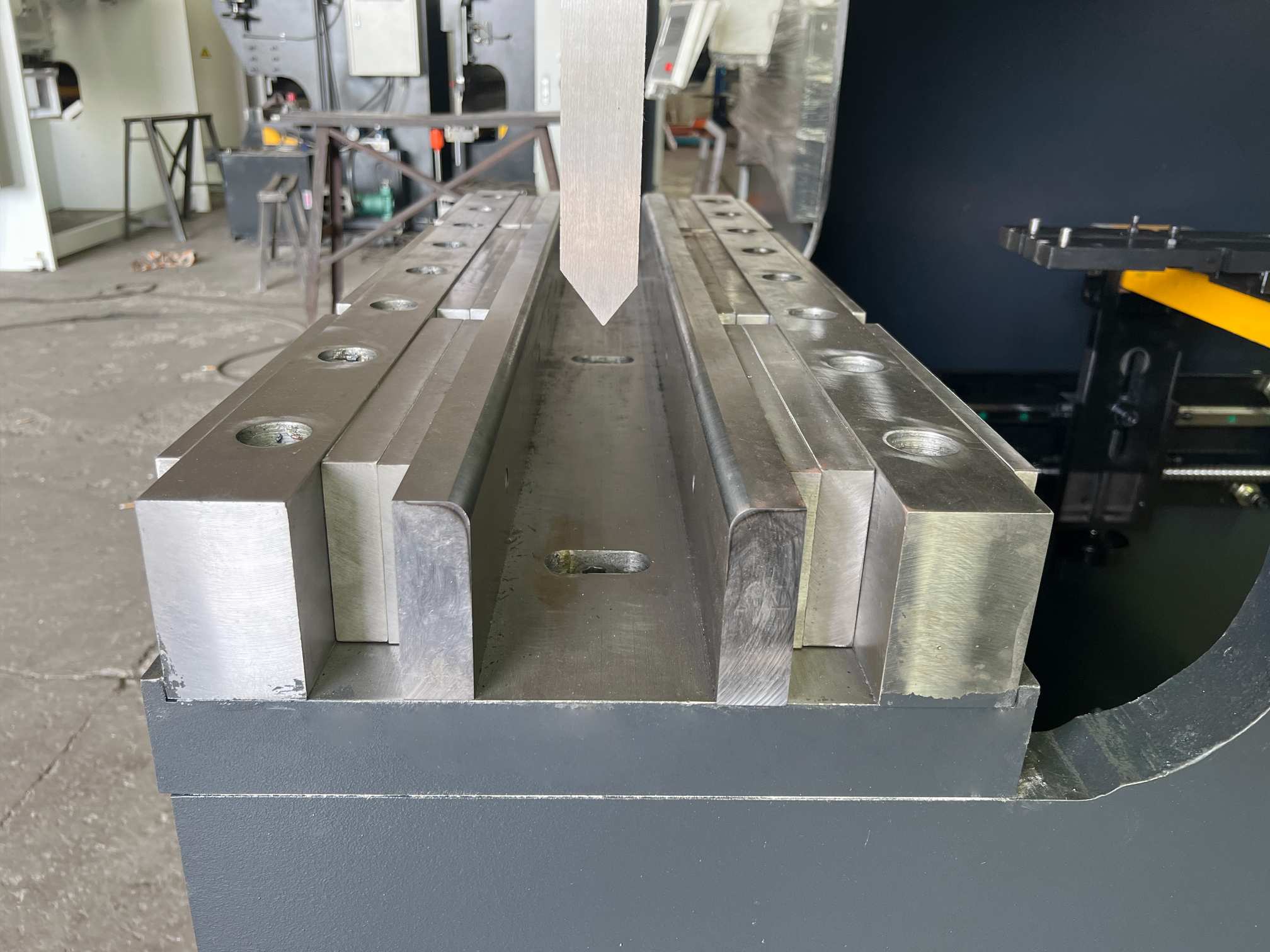 Precision sheet metal bending machine